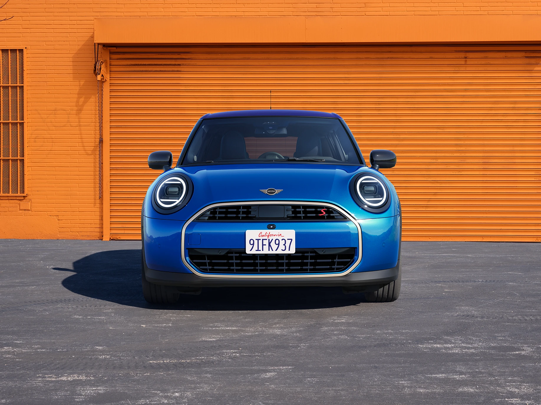 Front view of the MINI Cooper 5-Door in Icy Sunshine Blue and Multitone Roof Blue.