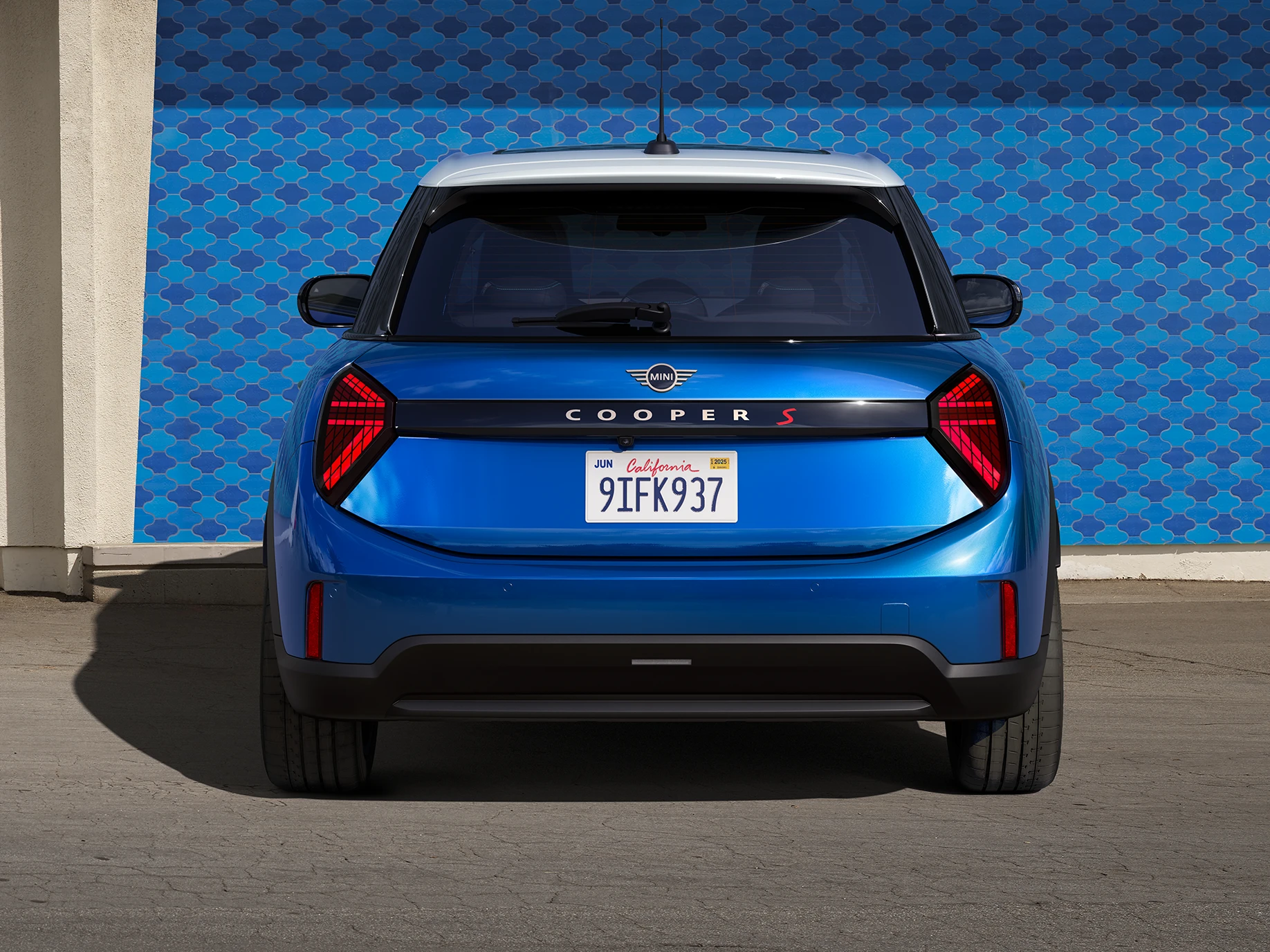 Rear view of the MINI Cooper 5-Door in Icy Sunshine Blue and Multitone Roof Blue.