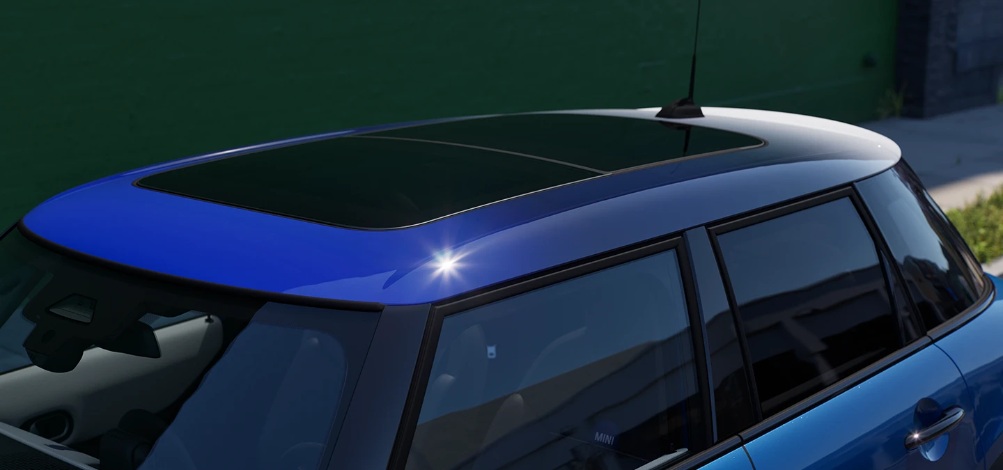 Close view of the MINI Cooper 5-Door with focus on the Multitone Roof in Blue.