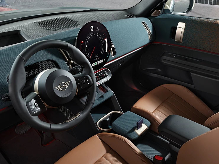 Side interior view of the MINI Countryman with focus on the Dashboard and the steering wheel.