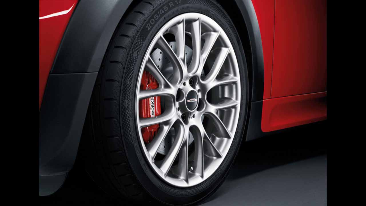 Cross-spoke challenge alloy wheel R112 in Silver, complete wheel set