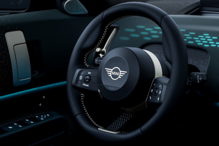 MINI all-electric Countryman - interior - wheel