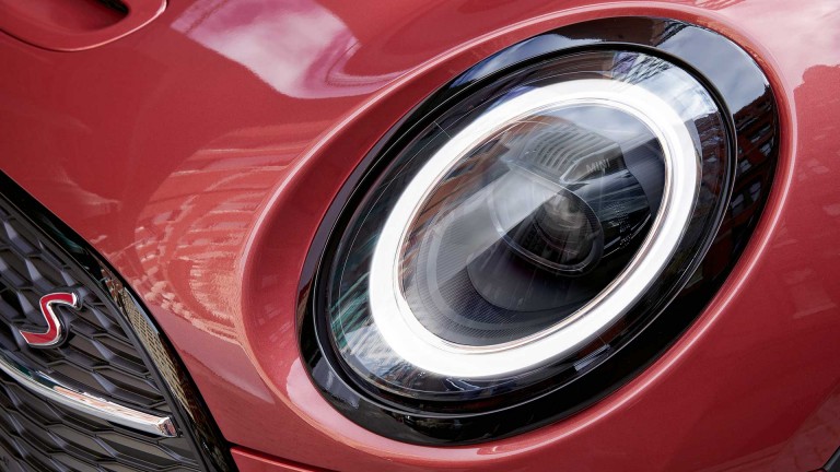 MINI Clubman – red and black – adaptive headlights